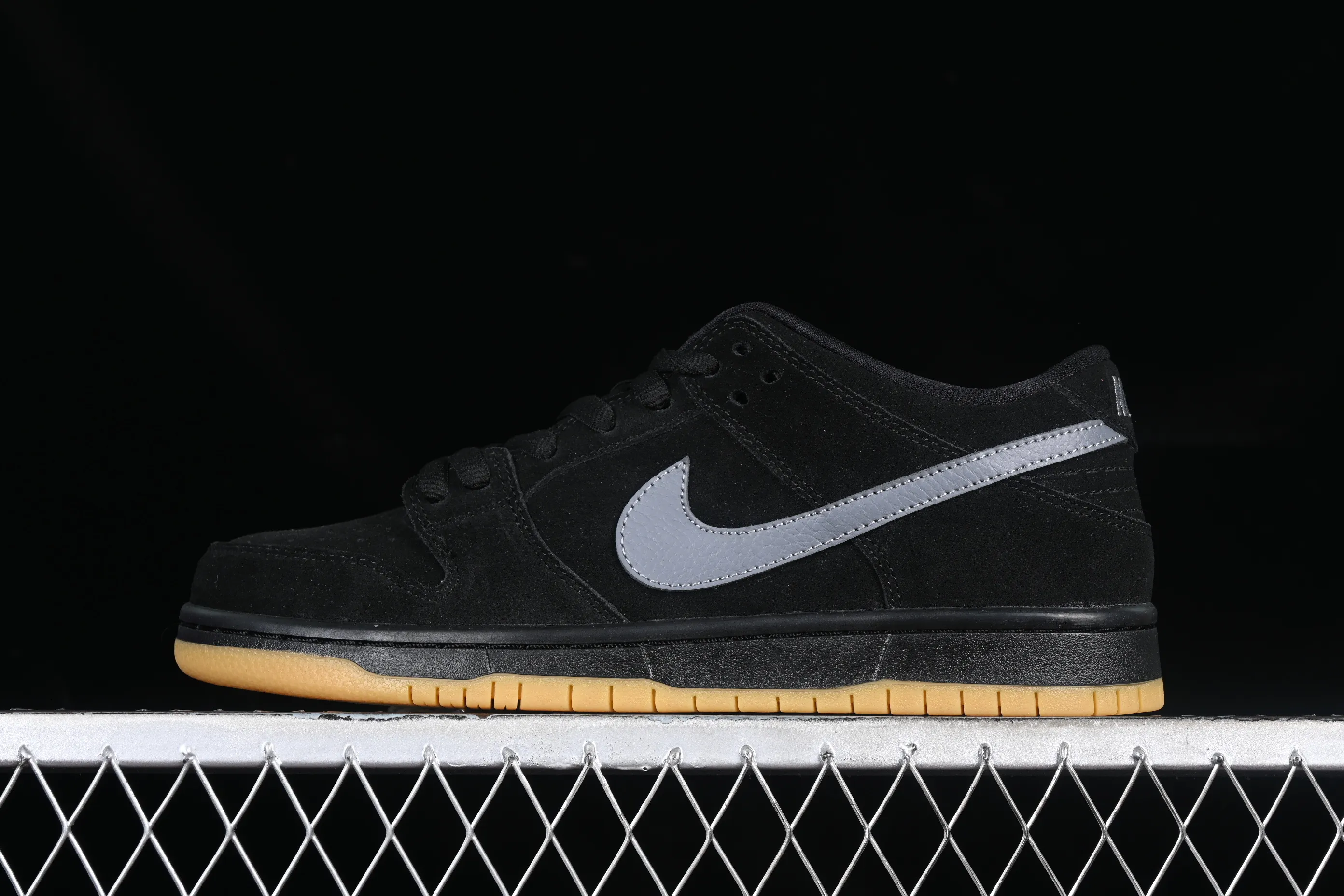 All categories Nk SB Dunk Series Nk SB Dunk Low Low-top sneakers K version Nk SB Dunk Low Raw rubber black and gray SB Dunk Series low-top casual sports skateboard shoes BQ6817-010